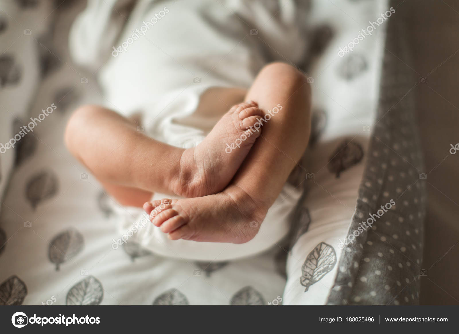 depositphotos_188025496-stock-photo-baby-legs-small-legs-of